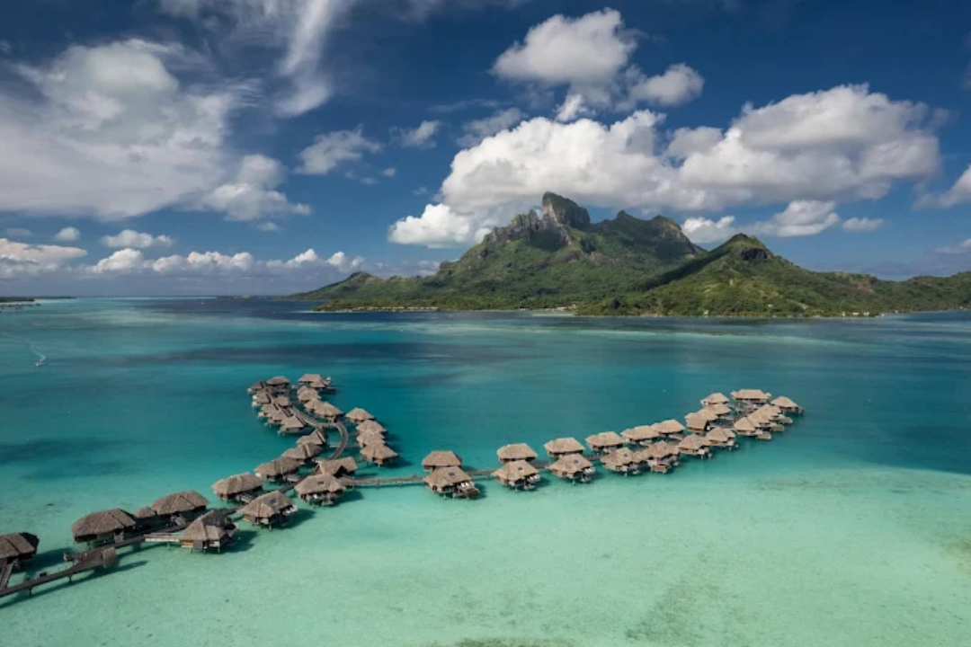 Four Seasons Bora Bora: Bangalôs icônicos e experiências personalizadas à beira-mar