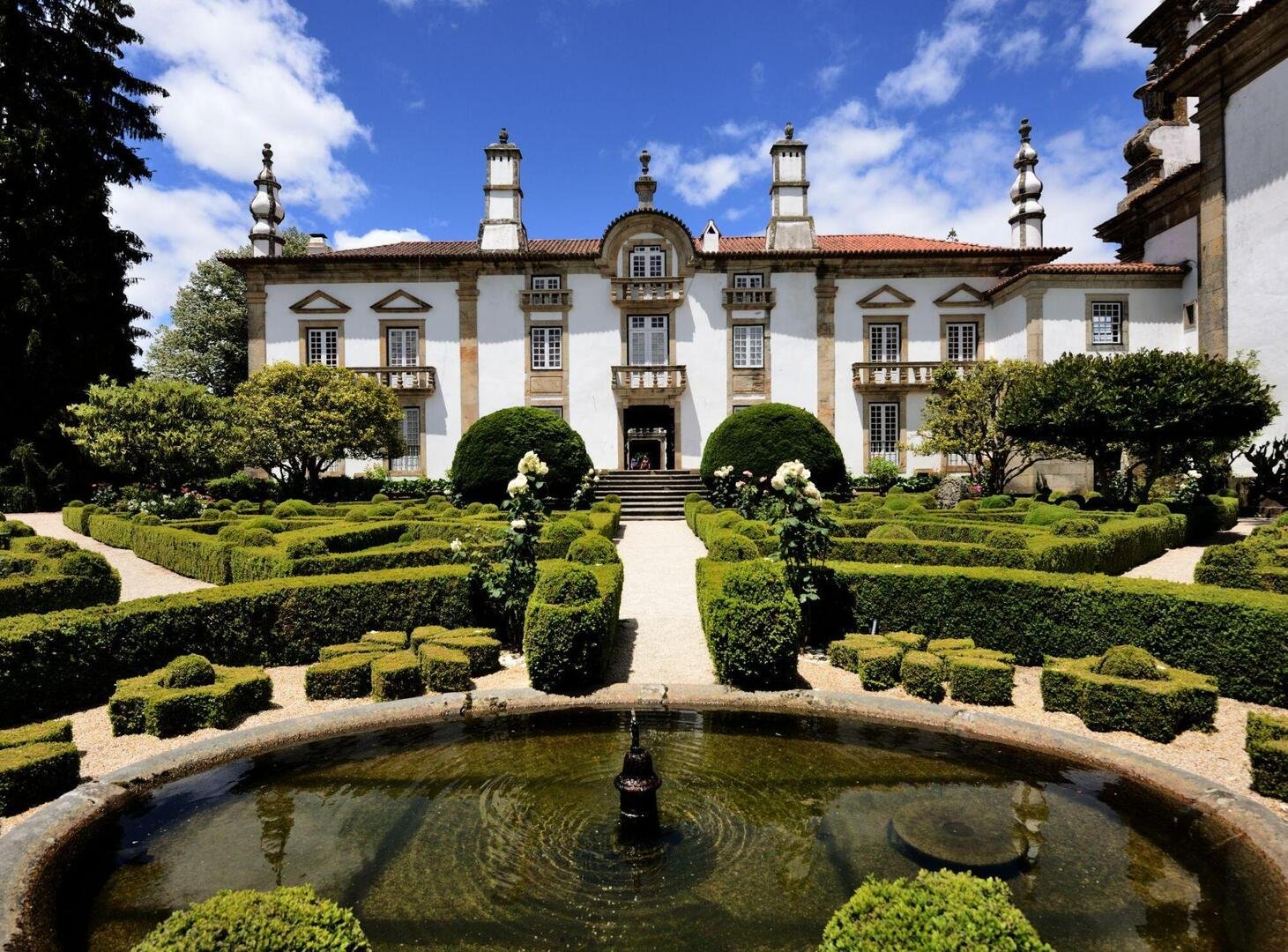 Simetria e História em Portugal: um passeio pela arquitetura dos castelos e quintas que inspiram o morar